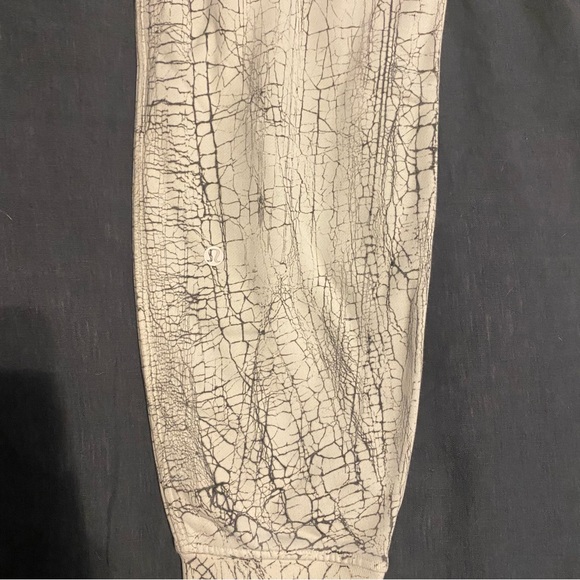 Lululemon Warm Down Joggers sweatpants 7/8 Length
Thread Dye White Black-size 12 - Picture 10 of 13